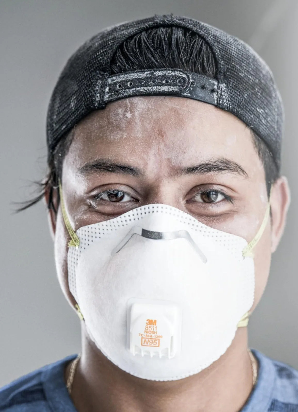 Tradesman wearing the 3M 8511 N95 respirator on a dusty jobsite